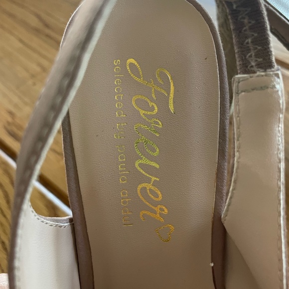 Nude Heels with Gold Strap - Picture 4 of 5